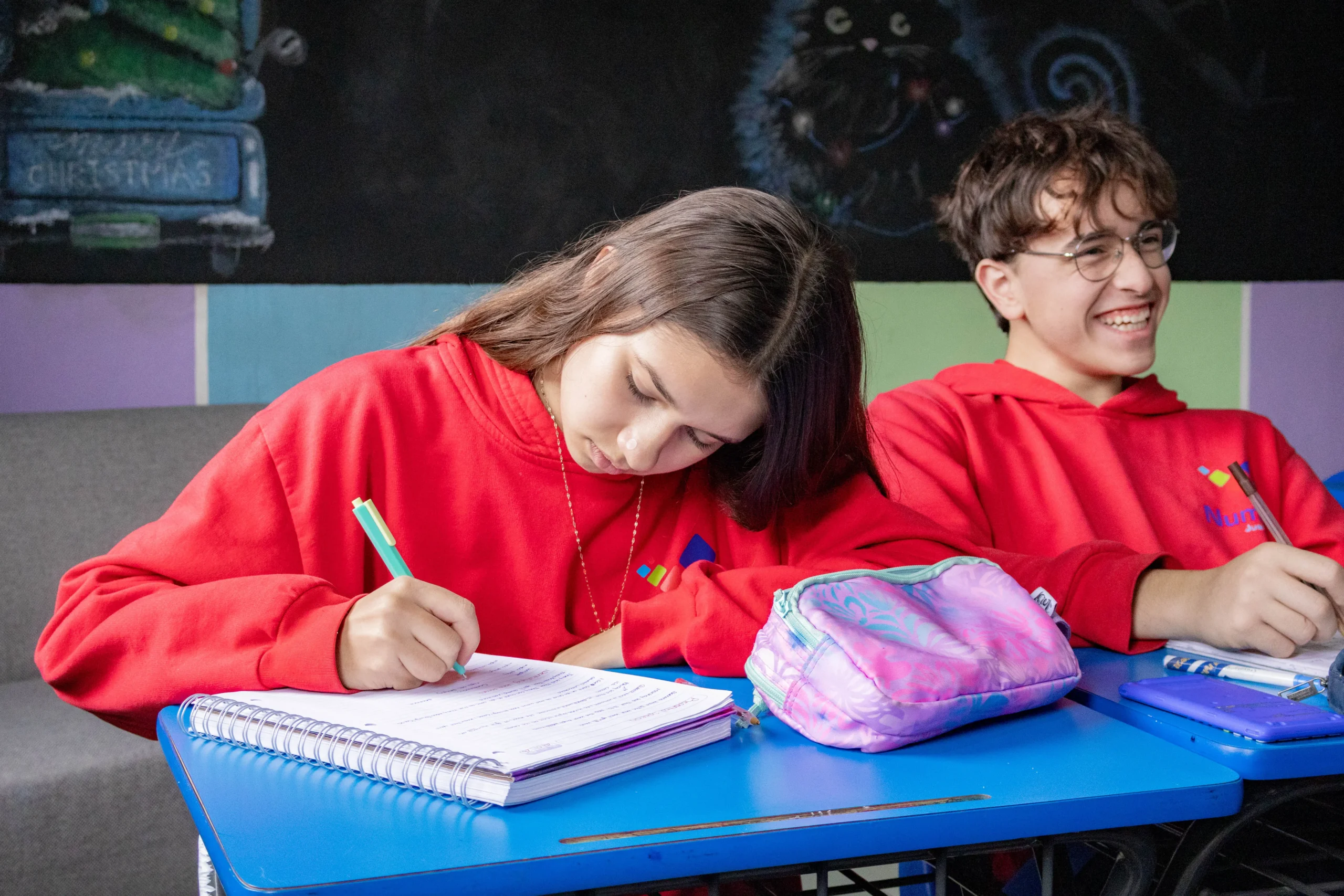 Alumnos realizando actividades creativas para reforzar su idioma