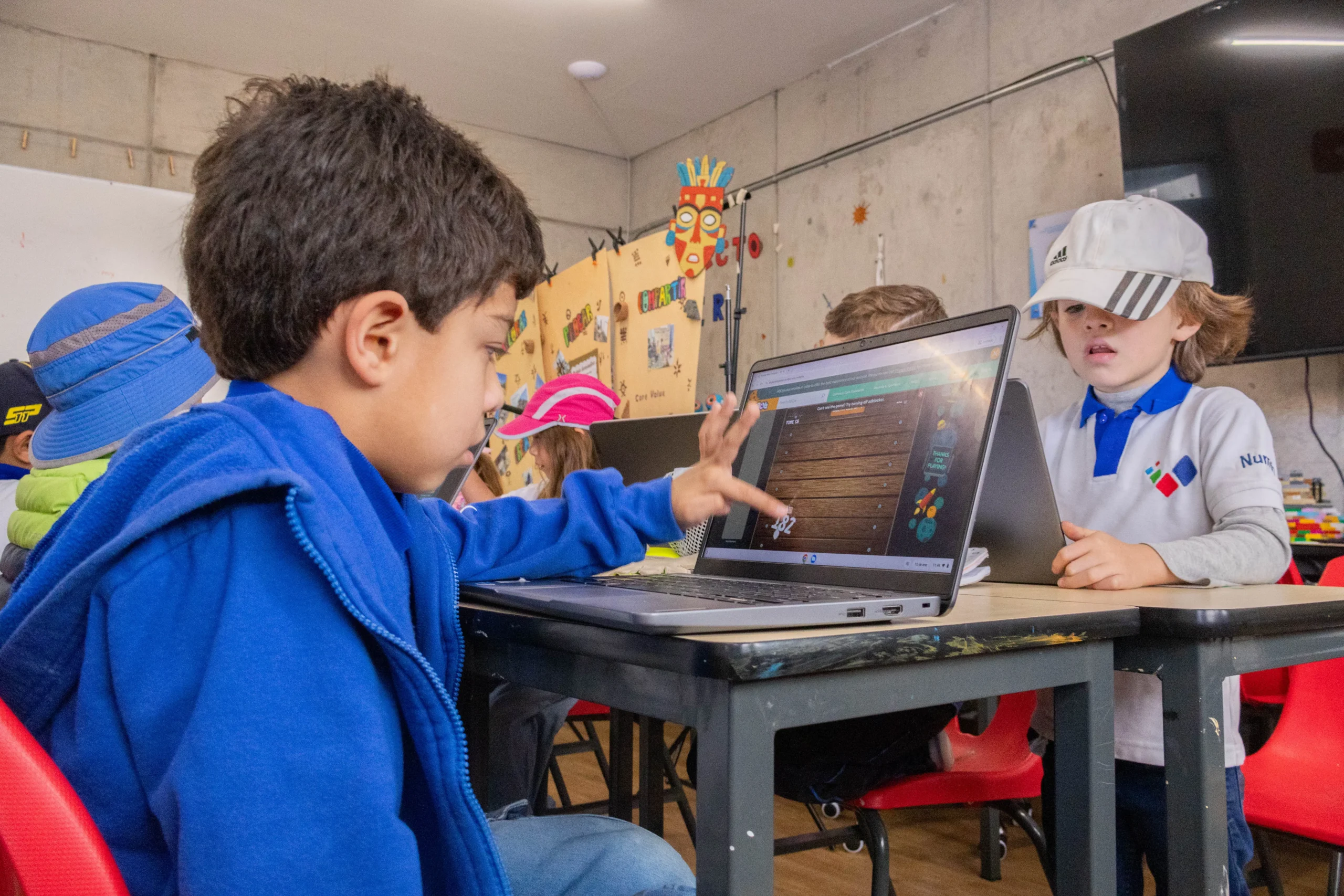 Alumnos realizando Trabajos por Proyectos