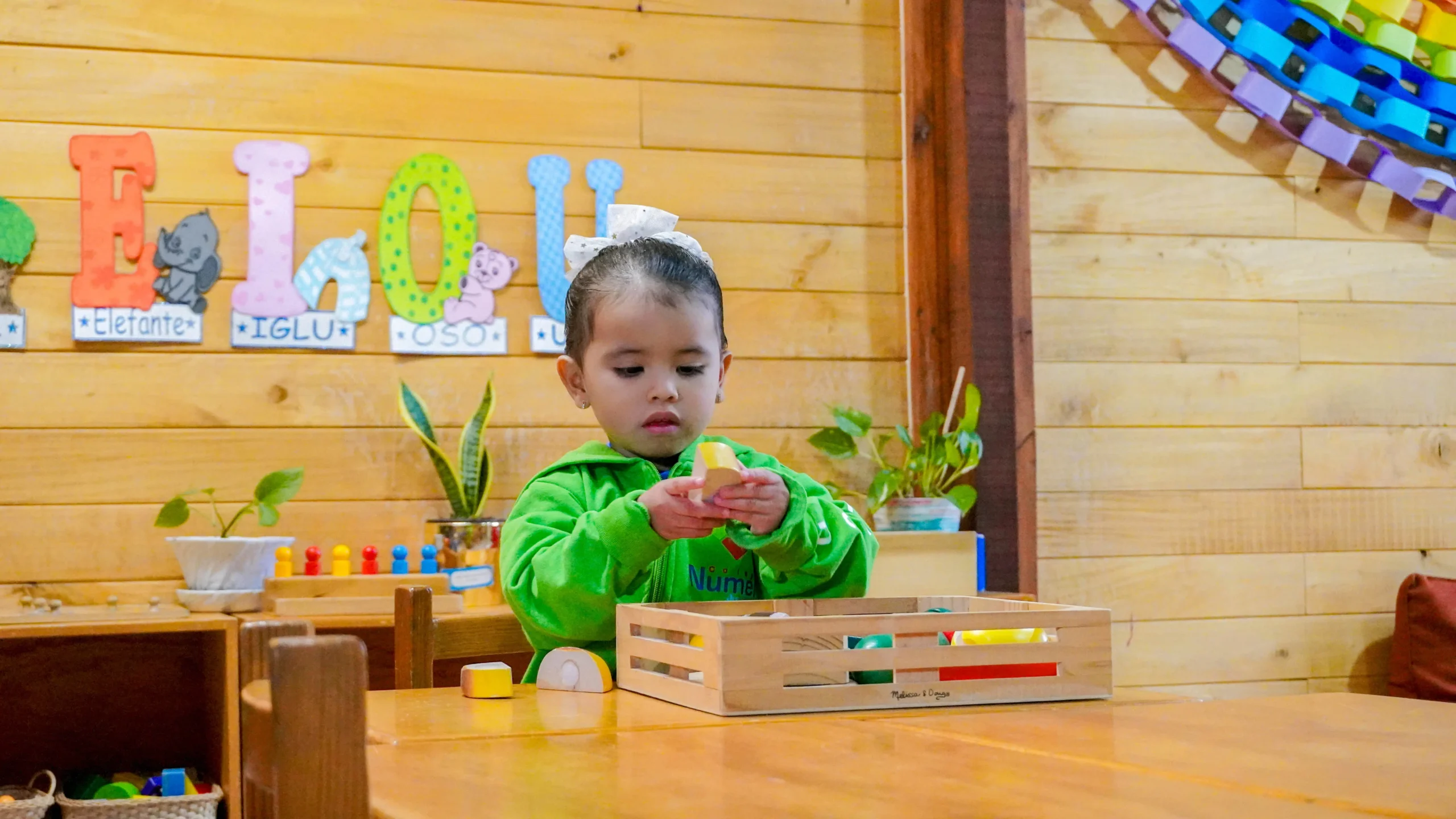 Niña realikzando actividades caseras