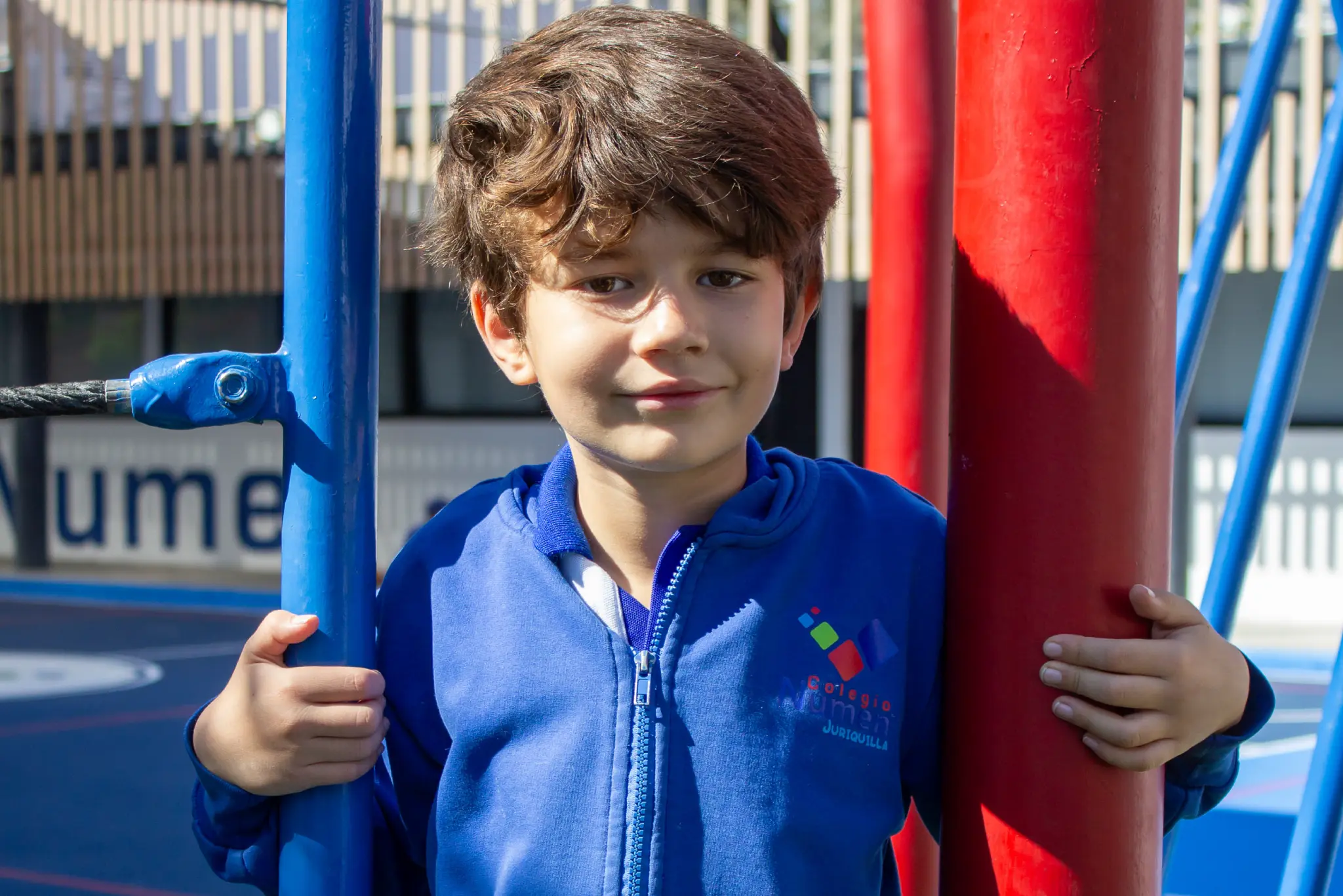 Alumno de elementary school del Colegio Numen en clase.