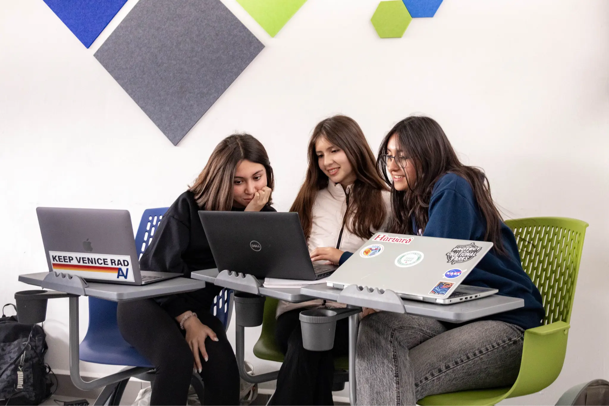 Alumnas en las instalaciones del colegio numen