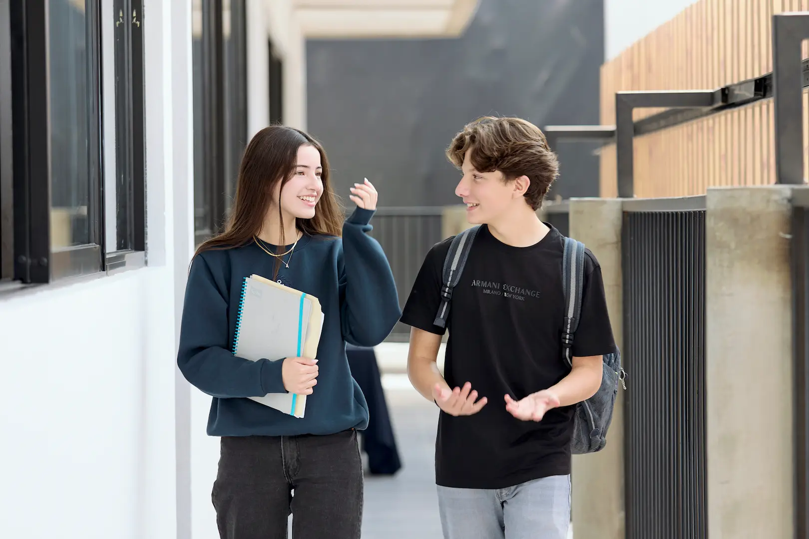 Alumnos caminando por el patio