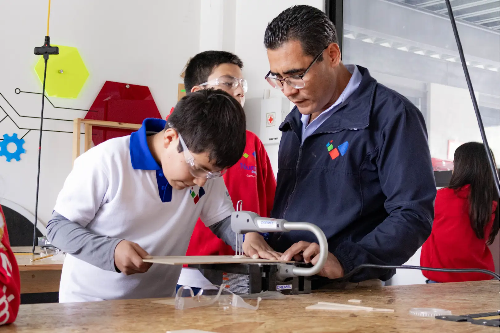 Mestro con Alumno en clase